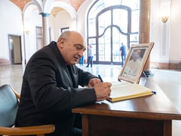 CATÓLICOS EN VALENCIA – El Arzobispo firma en el libro de condolencias por el Papa Francisco