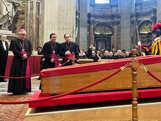 CATÓLICOS EN SEVILLA – Mons. Saiz Meneses: “Gracias por tu palabra profética y alegría”