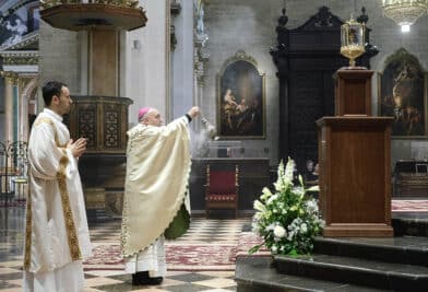 CATÓLICOS EN VALENCIA – El Arzobispo preside en la Catedral los oficios del Jueves Santo con la misa “En la Cena del Señor”