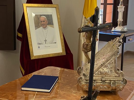 CATÓLICOS EN SEVILLA – Libro de condolencias en el Arzobispado para mostrar el afecto al papa Francisco