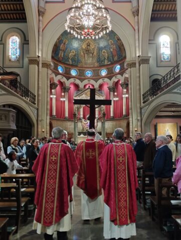 CATÓLICOS EN BARCELONA – Veniu, adorem Crist, fill de Déu, que ens va redimir amb la seva sang