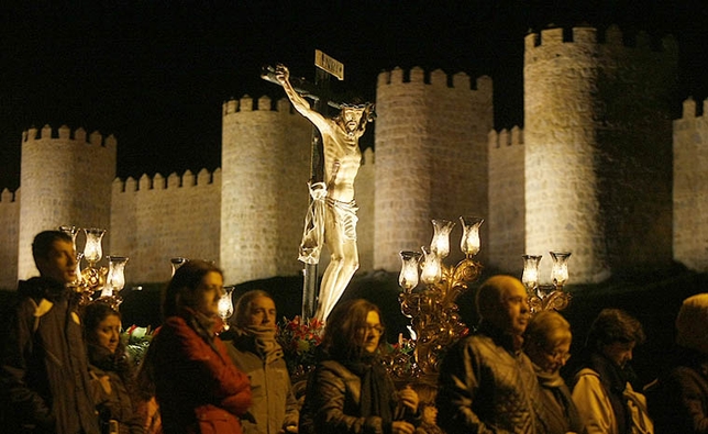 CATÓLICOS EN ÁVILA – Descubrir la esperanza en medio del sufrimiento: el Viacrucis de Viernes Santo, dedicado al Jubileo 2025