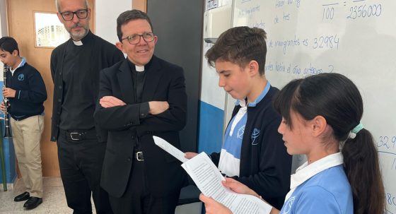 CATÓLICOS EN SEVILLA – Monseñor Valdivia visita el colegio diocesano Sagrado Corazón