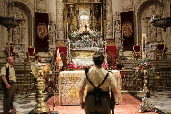 CATÓLICOS EN SEVILLA – Los fieles veneran en la Capilla Real al rey santo