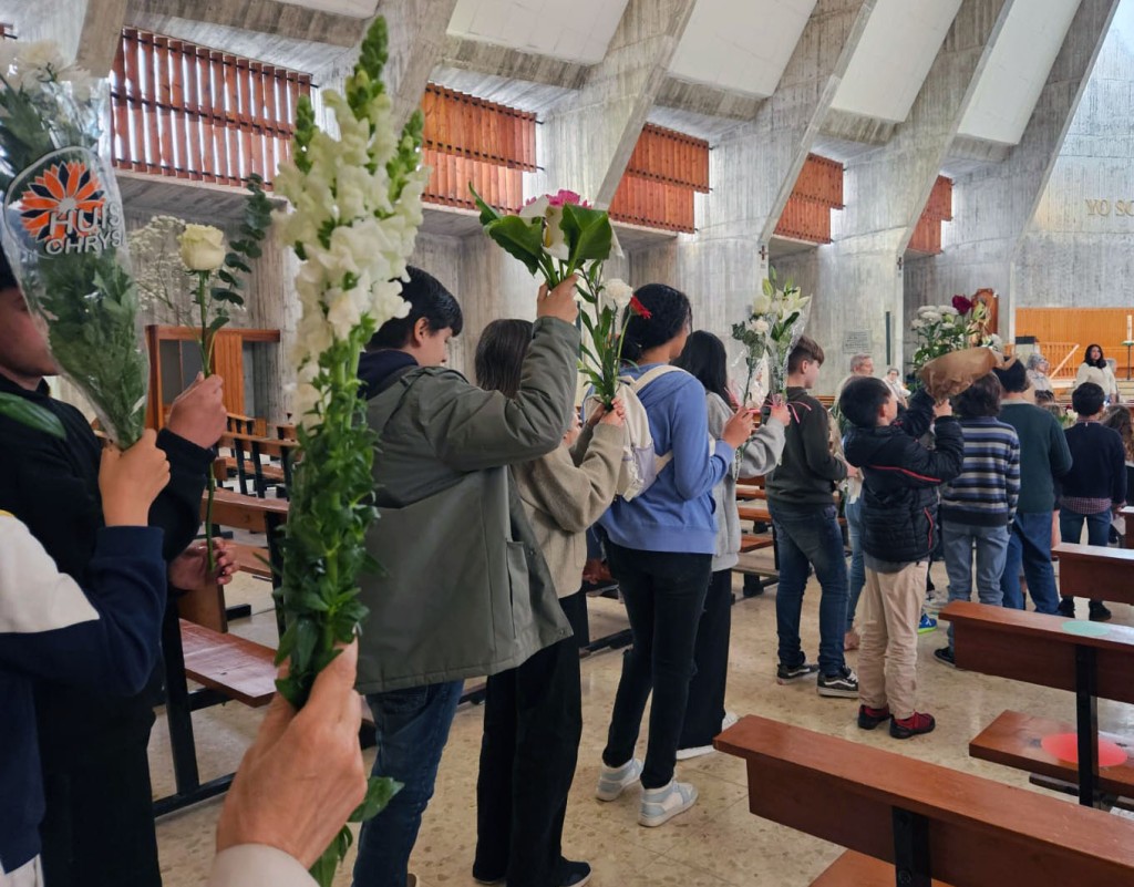 CATÓLICOS EN LA CORUÑA – Con flores a María