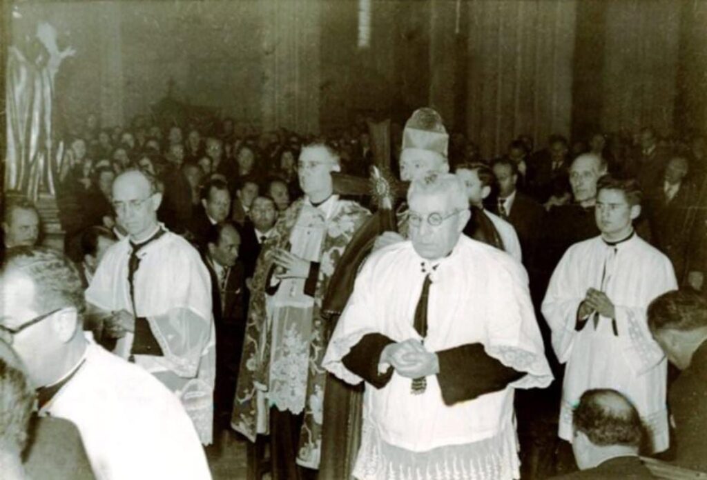 CATÓLICOS DE ASTURIAS – La iglesia de Santo Tomás, en Avilés, celebra 70 años de la llegada del Lignum Crucis