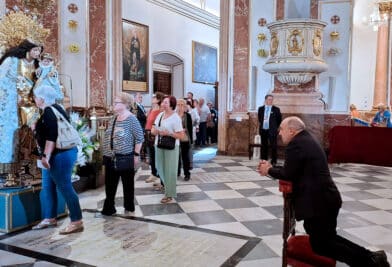 CATÓLICOS EN VALENCIA – El Arzobispo reza ante la Virgen de los Desamparados en el Besamanos público en la Basílica 