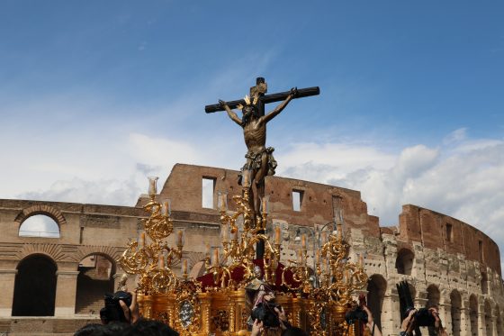 CATÓLICOS EN SEVILLA – La Gran Procesión del Jubileo deja escenas para la historia de las cofradías