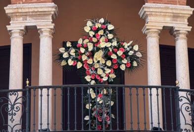 CATÓLICOS EN VALENCIA – Parroquias, iglesias, colegios, comercios, asociaciones culturales y festivas han instalado las tradicionales Cruces de Mayo 