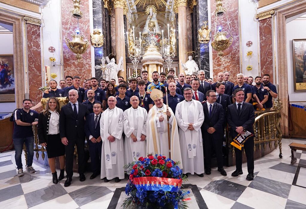 CATÓLICOS EN VALENCIA – El Levante U.D. ofrece a la Virgen de los Desamparados su ascenso a Primera División