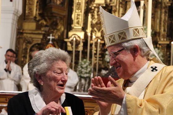 CATÓLICOS EN SEVILLA – Medalla Pro ecclesia et pontífice a María Luisa Díaz, camarera de la Virgen de Valme