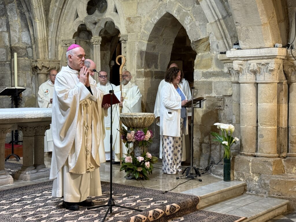CATÓLICOS EN CANTABRIA – El arciprestazgo de la Virgen Grande peregrina hasta la Catedral de Santander por el Jubileo de la Esperanza