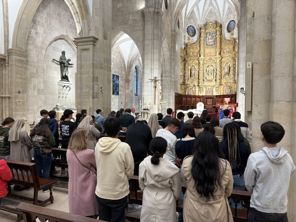 CATÓLICOS EN CANTABRIA – Oración de jóvenes con nuestro Obispo – Mes de mayo