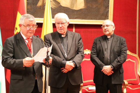CATÓLICOS EN SEVILLA – Medalla pro Ecclesia Hispalense a Antonio Cordero, sacristán de la parroquia San Juan Bautista, de las Cabezas de San Juan