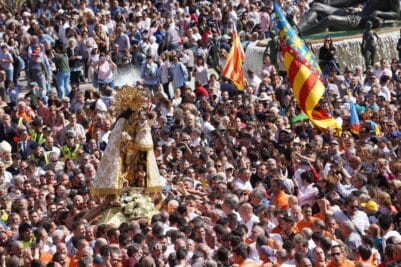 CATÓLICOS EN VALENCIA – Multitudinario Traslado de la imagen de la Mare de Déu, en la plaza de la Virgen