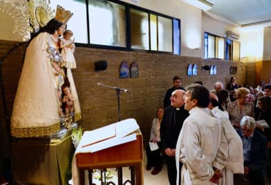 CATÓLICOS EN VALENCIA – El Arzobispo bendice una imagen de la Virgen en San Leandro hecha y donada por un feligrés