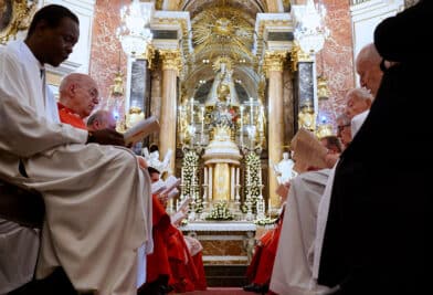 CATÓLICOS EN VALENCIA – El Arzobispo preside las solemnes Vísperas Pontificales a la Virgen de los Desamparados