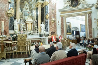 CATÓLICOS EN VALENCIA – Ofrecen a la Mare de Déu 38 becas de estudio para seminaristas y religiosos en tierras de misión