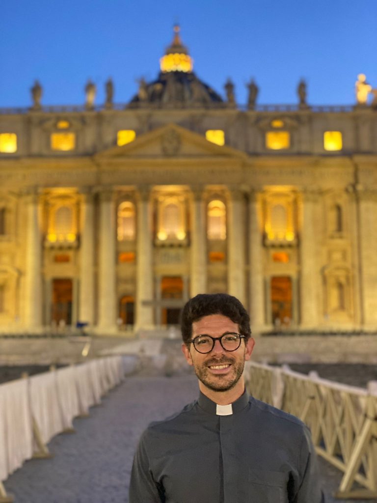 CATÓLICOS EN ÁVILA – Sacerdote abulense en Roma: “Todo el Pueblo de Dios participa en el cónclave con su oración”