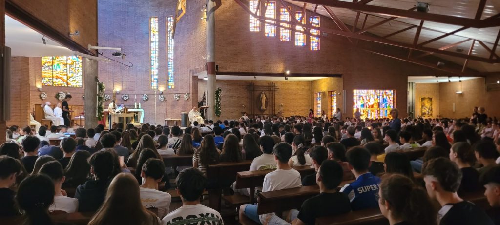 CATÓLICOS EN ÁVILA – Don Jesús anima a los alumnos del Pablo VI a “brillar con la luz de Cristo”