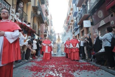 CATÓLICOS EN VALENCIA – Procesión general con la imagen de la Virgen de los Desamparados, presidida por el Nuncio de Su Santidad en España