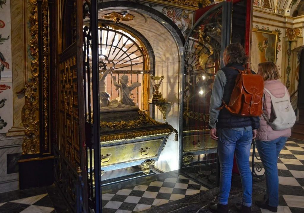 CATÓLICOS EN ÁVILA – Peregrinación a Alba de Tormes con motivo de la exposición pública del cuerpo de Santa Teresa