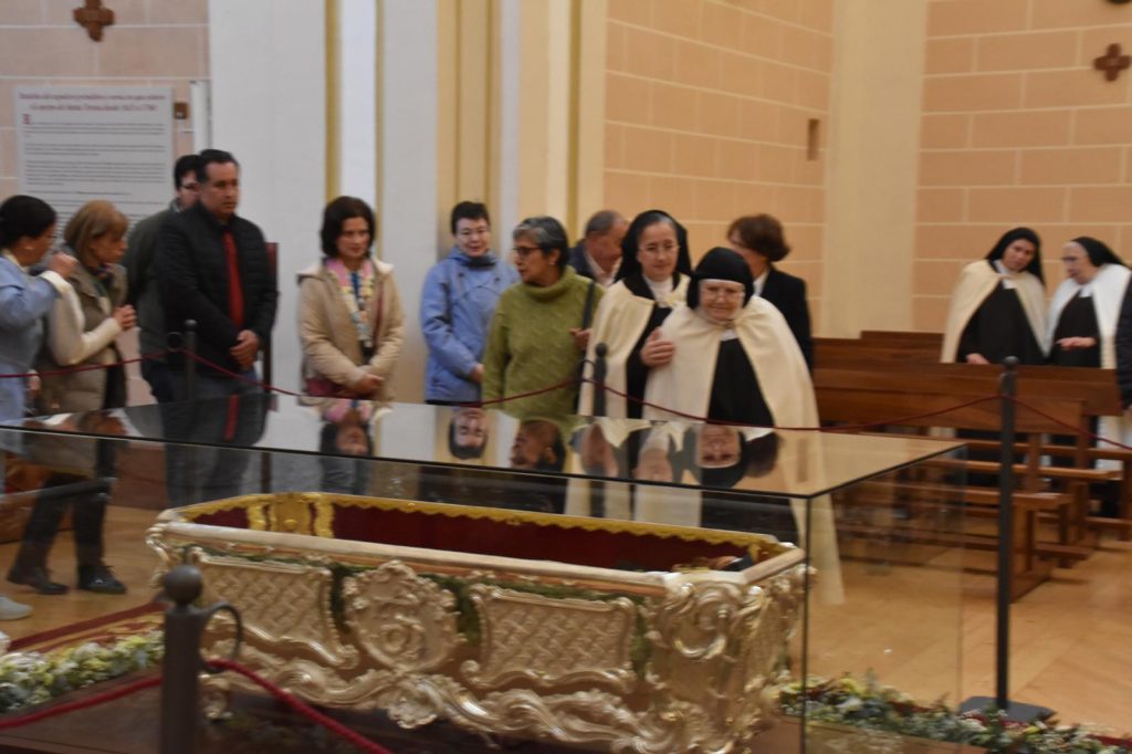 CATÓLICOS EN ÁVILA – Peregrinos abulenses, en la veneración del cuerpo de Santa Teresa