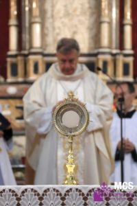 CATÓLICOS EN SALAMANCA – El obispo recuerda que la Eucaristía impulsa a “ser la caricia de Dios para el prójimo herido”