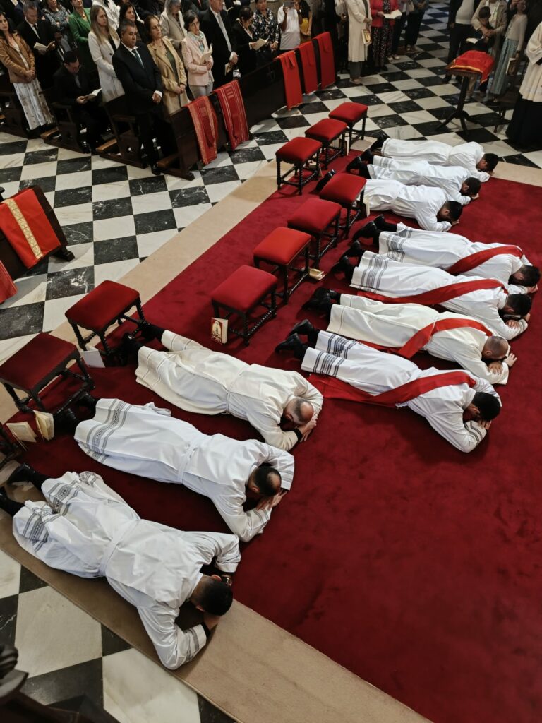 CATÓLICOS DE ASTURIAS – Ordenaciones presbiterales y diaconales 2025: «Que por dentro y por fuera se note que sois sacerdotes»