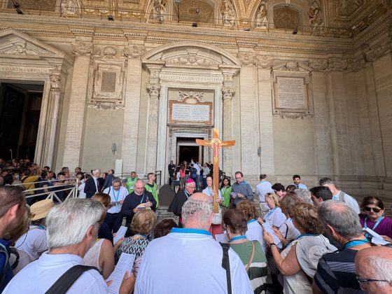 CATÓLICOS EN SEVILLA – Cerca de 80 peregrinos sevillanos cruzaron esta mañana la Puerta Santa de la Basílica de San Pedro