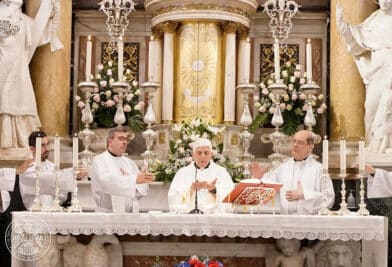 CATÓLICOS EN VALENCIA – Besamanos a la Virgen de los Desamparados de los sacerdotes que se ordenaron nuestra Archidiocesis de Valencia en 2024