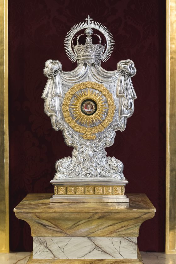 CATÓLICOS EN SEVILLA – La Parroquia de San Ildefonso entroniza en el retablo mayor del templo una reliquia de san Fernando