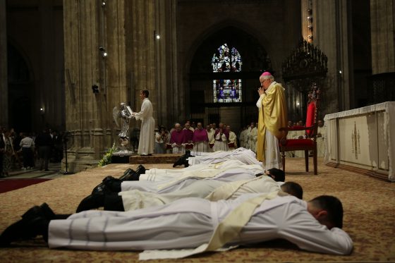 CATÓLICOS EN SEVILLA – Mons. Saiz Meneses a los nuevos sacerdotes: «Nuestro modelo es Cristo”