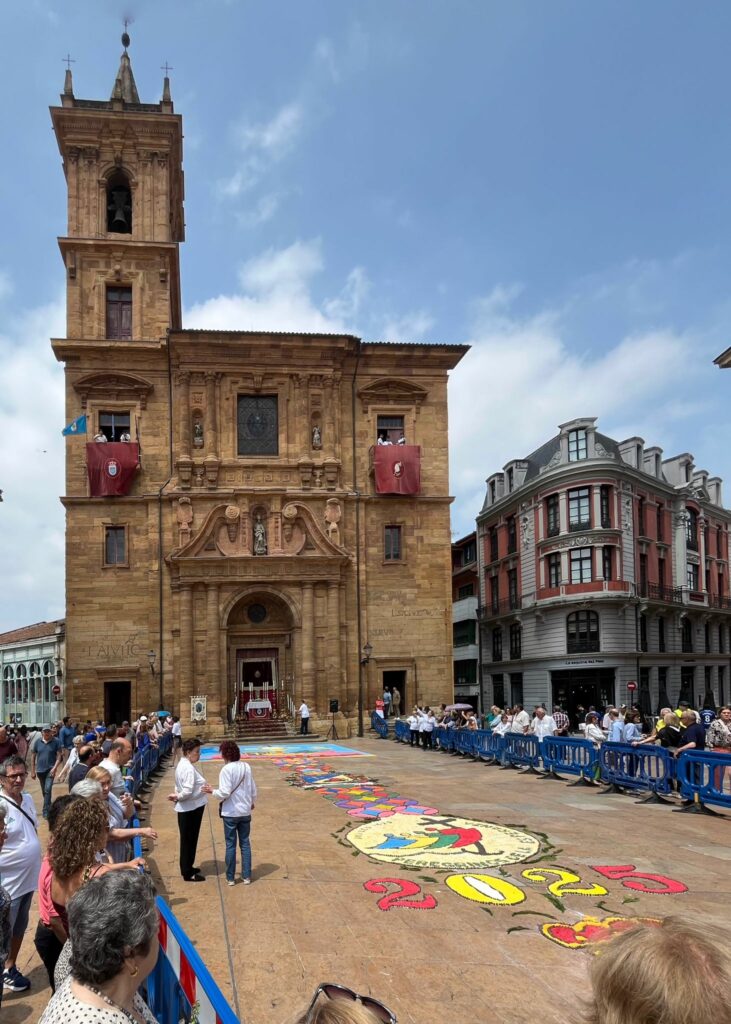 CATÓLICOS DE ASTURIAS – Corpus Christi: «Un paréntesis festivo como presencia iluminadora y acompañante de Jesús»