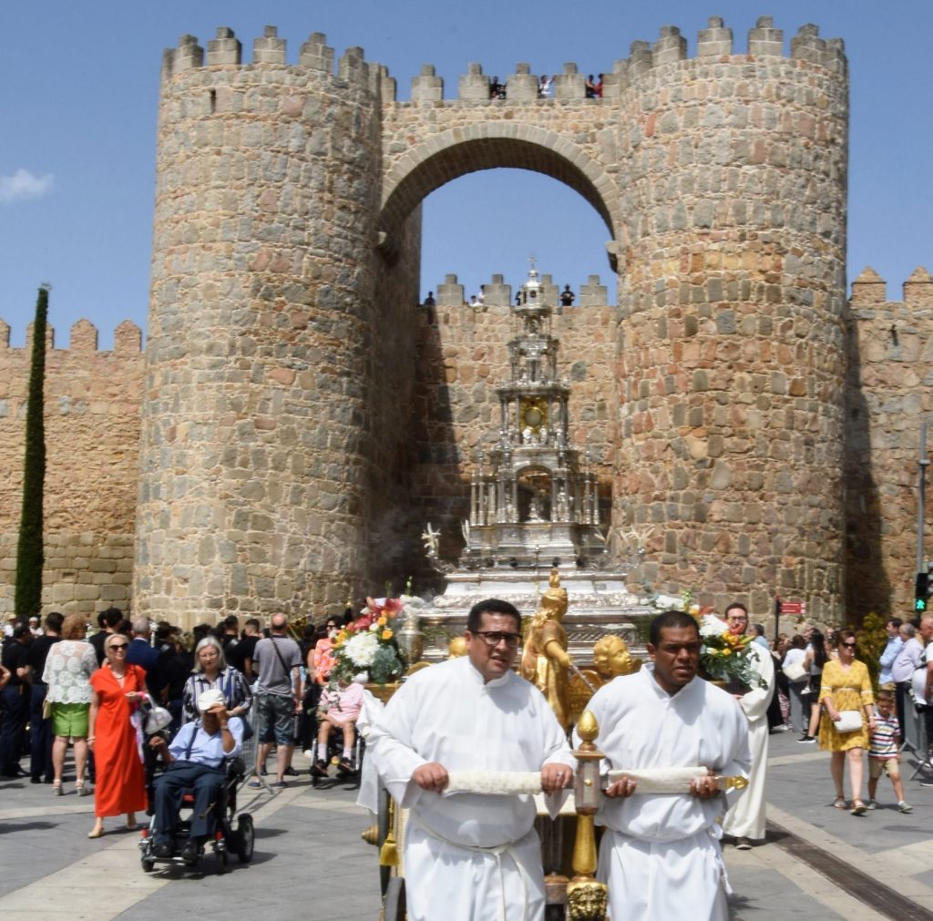 CATÓLICOS EN ÁVILA – Corpus Christi: la ciudad se postra ante el Amor de los amores