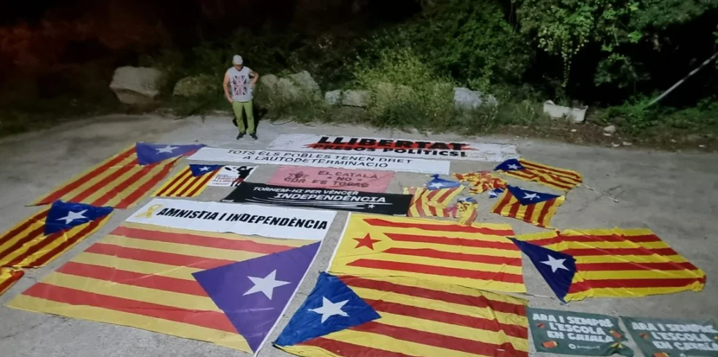 Tradicionalismo – La Resistencia retira propaganda separatista de tres poblaciones catalanas