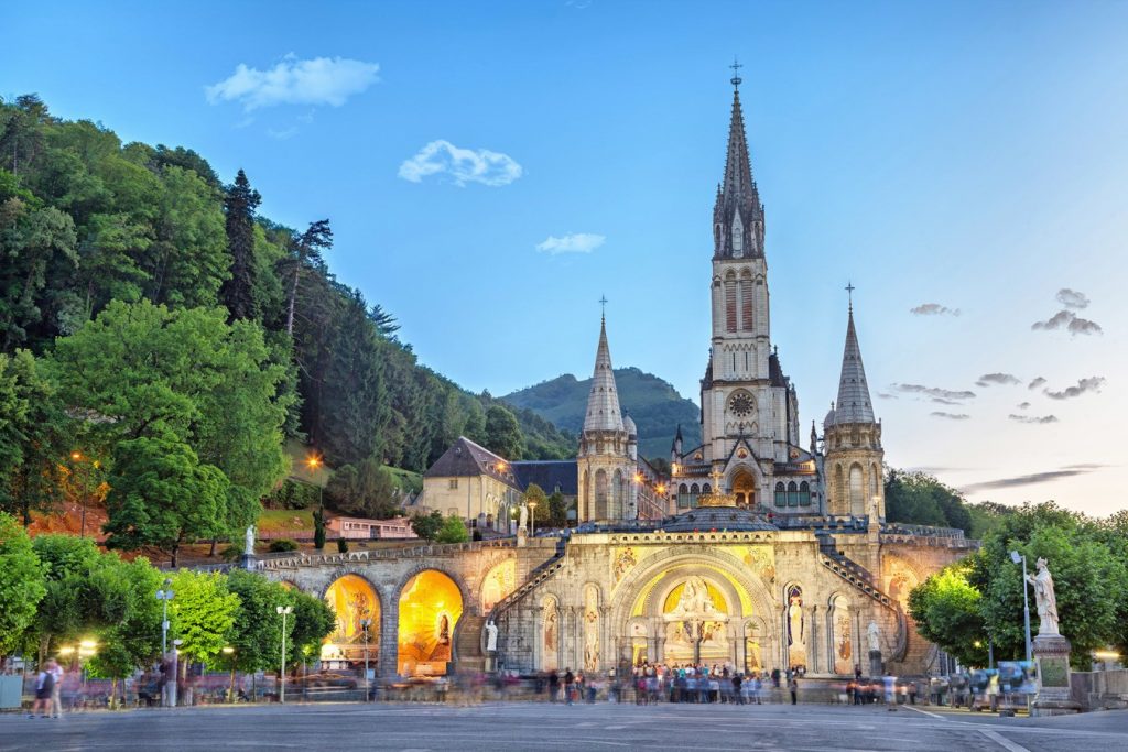 CATÓLICOS EN ÁVILA – Un itinerario de fe y cultura hacia Lourdes y Loyola