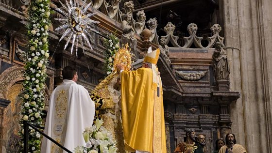 CATÓLICOS EN SEVILLA – La coronación de Mª Stma. del Rocío, «un acontecimiento de gracia, una página nueva en la historia de la devoción mariana de Sevilla»