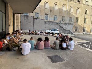 CATÓLICOS EN SALAMANCA – Los jóvenes diocesanos rezan ante la tumba del papa Francisco