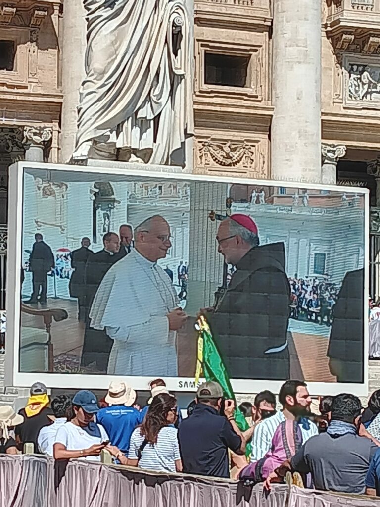 CATÓLICOS DE ASTURIAS – Mons. Jesús Sanz saluda al Papa y le transmite «el afecto y la oración» de los asturianos
