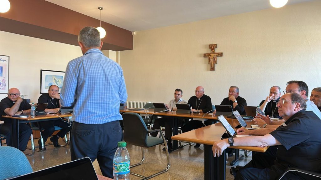CATÓLICOS EN ÁVILA – Economía, comunicación y cuestiones jurídicas: claves del I Encuentro de formación para Obispos, en el que participa Mons. Rico