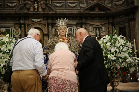 CATÓLICOS EN SEVILLA – Besamanos de la Virgen de los Reyes