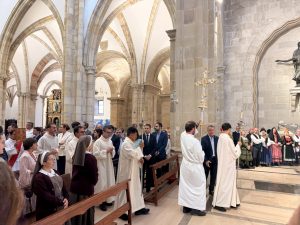 CATÓLICOS EN CANTABRIA – Multitudinaria y emotiva celebración de la Solemnidad de los Santos Mártires en la Catedral de Santander