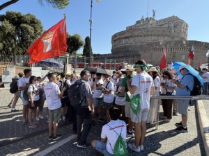 CATÓLICOS EN SALAMANCA – Los jóvenes de Salamanca cruzan la Puerta Santa de San Pedro en el Jubileo