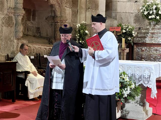 CATÓLICOS EN LA CORUÑA – Nuestro Párroco D. Severino Suárez, junto con D.José María Maiz y D.Ramón Caamaño, toman posesión como Canónigos de la R. e I. Colegiata de Santa María del Campo (A Coruña)