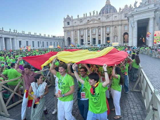 CATÓLICOS EN SEVILLA – Encuentro de peregrinos españoles en la Plaza de San Pedro