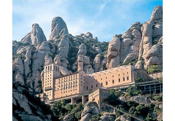 CATÓLICOS EN SEVILLA – Mons. Saiz a los jóvenes en Montserrat: “No tengáis miedo, que María camina con vosotros”