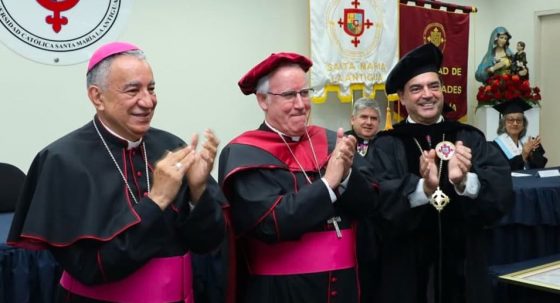 CATÓLICOS EN SEVILLA – La Universidad Católica Santa María de la Antigua de Panamá distingue al arzobispo de Sevilla con el doctorado honoris causa en Humanidades y Teología