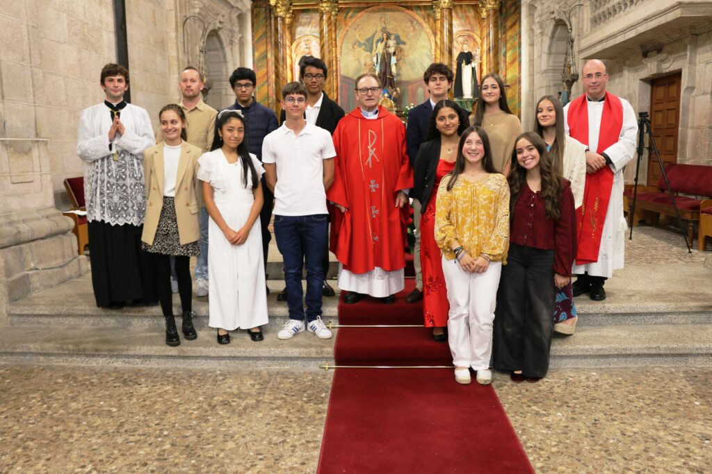 CATÓLICOS EN LA CORUÑA – Nuestro Párroco D. Severino, confirmó en Betanzos, como Vicario Episcopal Territorial de A Coruña, a doce jóvenes