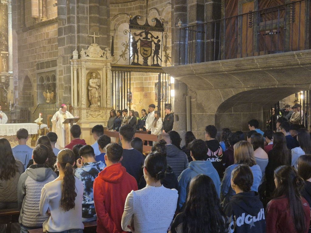 CATÓLICOS EN ÁVILA – Don Jesús anima a los alumnos de los colegios diocesanos a “despertar, creer y vivir” en el nuevo curso escolar